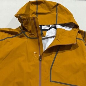 lululemon athletica Men's Mustard Hooded Raincoat